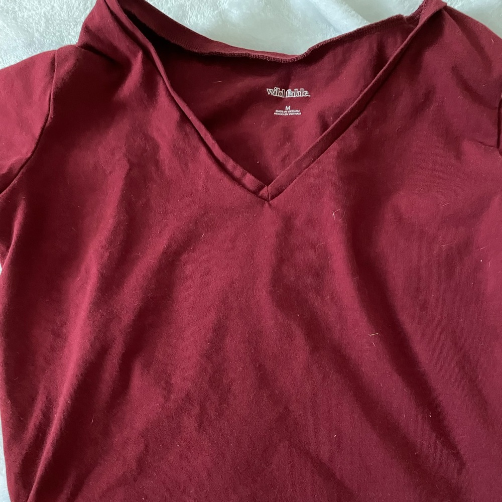 maroon cropped v neck tee
